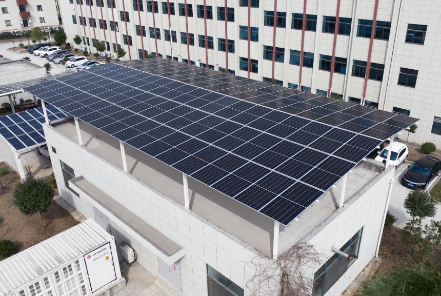 A photovoltaic roof was installed on the second floor of the house